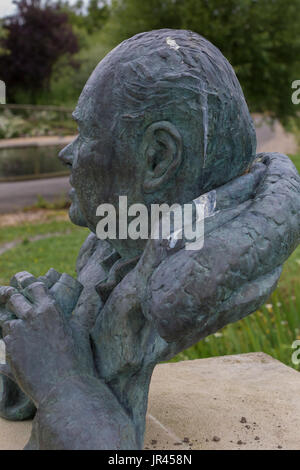 Busto di Sir Peter Scott a Slimbridge Foto Stock