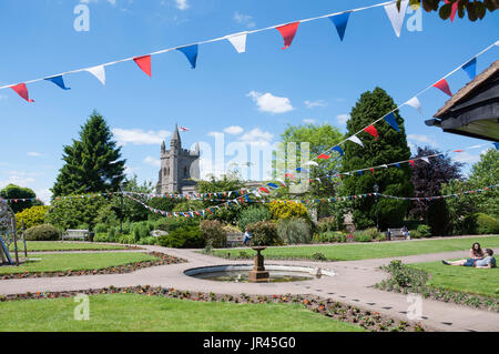 La Chiesa di Santa Maria da giardini della Rimembranza, Old Amersham, Buckinghamshire, Inghilterra, Regno Unito Foto Stock