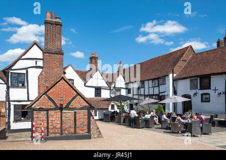 Cortile posteriore al XV secolo la King Arms Hotel, High Street, Old Amersham, Buckinghamshire, Inghilterra, Regno Unito Foto Stock