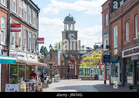 La Torre dell Orologio e la piazza del mercato da Chesham High Street, Chesham, Buckinghamshire, Inghilterra, Regno Unito Foto Stock