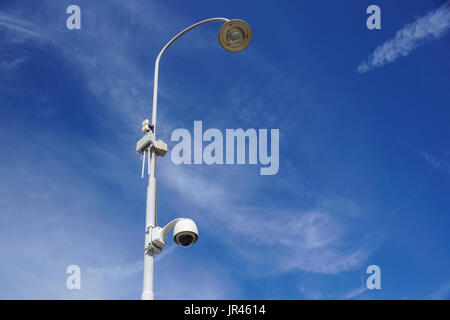 Video-sorveglianza su strada moderna lampada oltre il cielo blu . Foto Stock