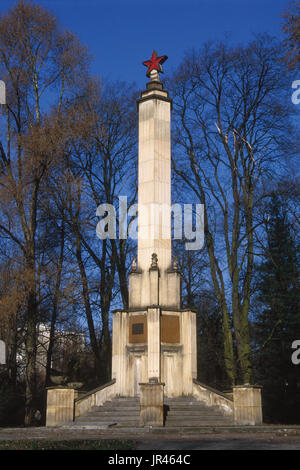 Guerra sovietica Memorial a Olomouc, Repubblica Ceca. Il memoriale dell'Armata Rossa soldati caduti durante la liberazione di Olomouc negli ultimi giorni della Seconda Guerra Mondiale è stata disegnata a forma di colonna della Santissima Trinità si trova nelle vicinanze. Foto Stock