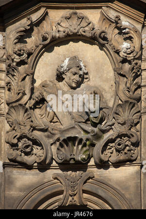 San Simone lo zelota raffigurata sulla colonna della Santissima Trinità (Sloup Nejsvětější Trojice) a Olomouc, Repubblica Ceca. Foto Stock