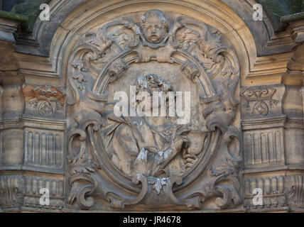 San Giovanni Evangelista raffigurato sulla colonna della Santissima Trinità (Sloup Nejsvětější Trojice) a Olomouc, Repubblica Ceca. Foto Stock