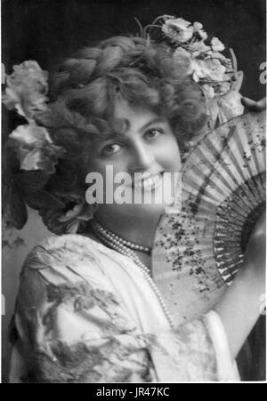 Miss Marie Studholme, Edwardian attrice (10 settembre 1872 - 10 Marzo 1930), nato come Caroline Maria Lupton o Marion Lupton, un inglese un attrice e cantante noto per il suo sostegno e occasionali ruoli starring in stile vittoriano e Edwardian commedie musicali. La sua funzionalità interessanti ha fatto sua una delle più famose bellezze da cartolina della sua giornata. Foto Stock