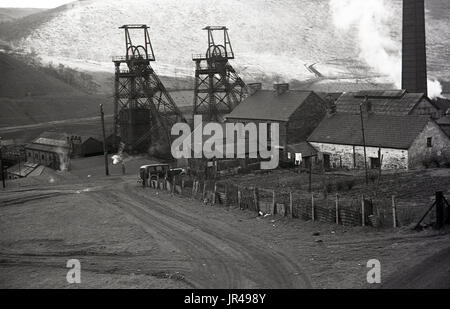 1940s, storica immagine da sopra il terreno di una miniera di carbone nei pressi di Dowlais, Merthyr Tydfil, South Wales, Regno Unito mostra le due avvolgimento in acciaio torri o headframes. Questa miniera una volta fornito il carbone per le ferriere locali. Foto Stock