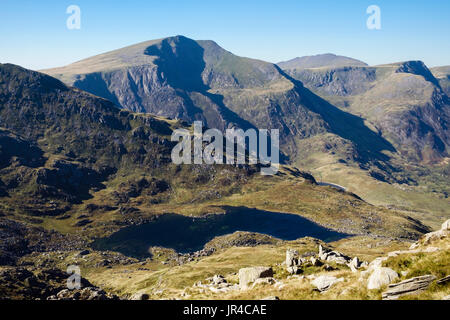 Vista da Tryfan a Llyn Bochlwyd con la cresta Y Gribin e la montagna Y Garn oltre nelle montagne gallesi del Parco Nazionale di Snowdonia (Eryri). Ogwen Wales UK Foto Stock