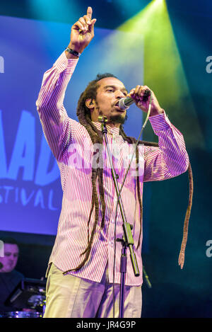 Benjamin Zephaniah e il rivoluzionario menti effettuando al Womad Festival, Charlton Park di Malmesbury, Wiltshire, Inghilterra, luglio 29, 2017 Foto Stock