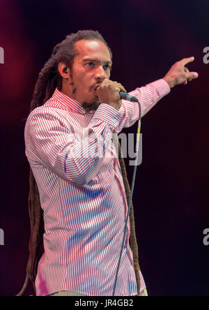 Benjamin Zephaniah e il rivoluzionario menti effettuando al Womad Festival, Charlton Park di Malmesbury, Wiltshire, Inghilterra, luglio 29, 2017 Foto Stock