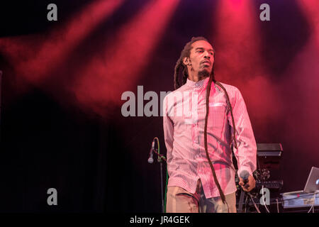 Benjamin Zephaniah e il rivoluzionario menti effettuando al Womad Festival, Charlton Park di Malmesbury, Wiltshire, Inghilterra, luglio 29, 2017 Foto Stock