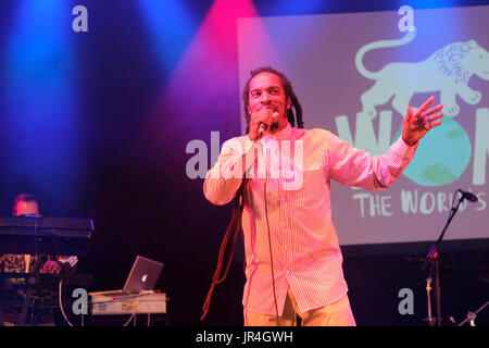 Benjamin Zephaniah e il rivoluzionario menti effettuando al Womad Festival, Charlton Park di Malmesbury, Wiltshire, Inghilterra, luglio 29, 2017 Foto Stock