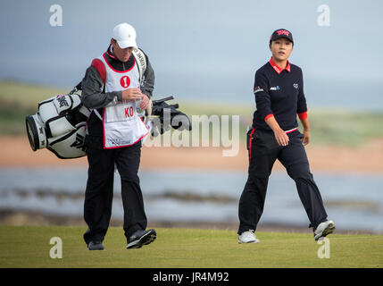 Nuova Zelanda Lydia Ko fa il suo senso giù il 4° fairway durante il giorno uno del 2017 Ricoh donna British Open a Kingsbarns Golf Links, St Andrews. Foto Stock