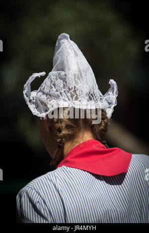 Il merletto tradizionale cofano indossato da donna Hoorn mercato del formaggio, Paesi Bassi Foto Stock