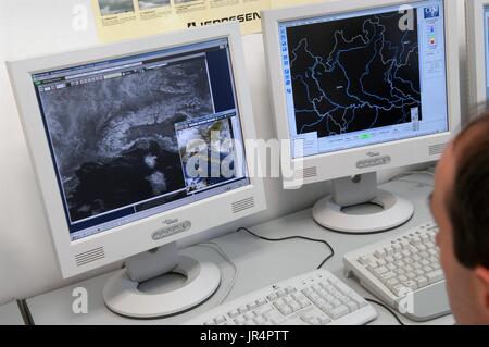 Milano (Lombardia, Italia), ARPA, Agenzia Regionale per la protezione ambientale, operativo camera meteorologici Foto Stock