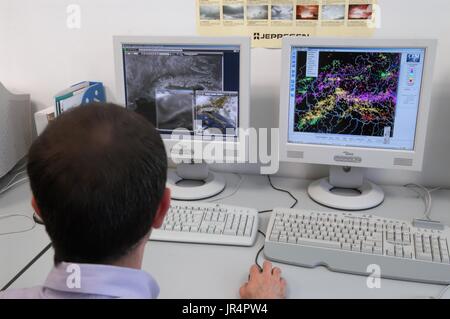 Milano (Lombardia, Italia), ARPA, Agenzia Regionale per la protezione ambientale, operativo camera meteorologici Foto Stock