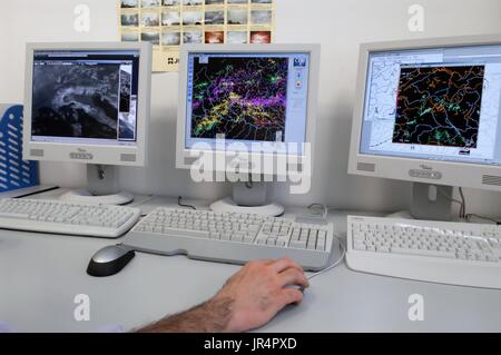 Milano (Lombardia, Italia), ARPA, Agenzia Regionale per la protezione ambientale, operativo camera meteorologici Foto Stock