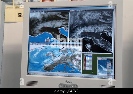 Milano (Lombardia, Italia), ARPA, Agenzia Regionale per la protezione ambientale, operativo camera meteorologici Foto Stock