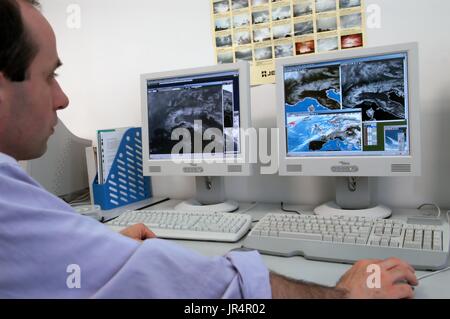 Milano (Lombardia, Italia), ARPA, Agenzia Regionale per la protezione ambientale, operativo camera meteorologici Foto Stock