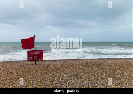 Red Flag di avviso sulla spiaggia di Brighton Foto Stock