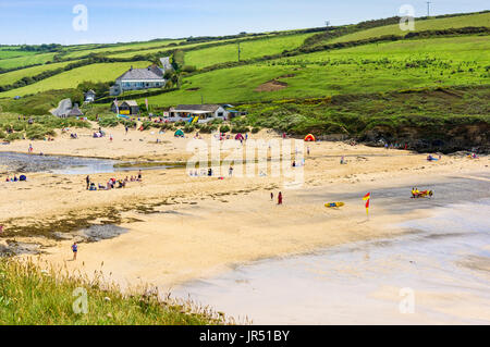 Regno Unito beach scena, Poldhu Cove Cornwall Beach REGNO UNITO sulla penisola di Lizard, Cornwall in estate con le persone Foto Stock