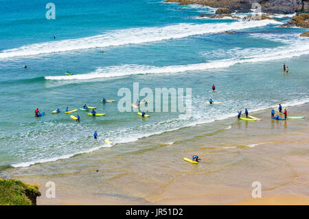 Scuola di surf a Poldhu Cove Beach, penisola di Lizard, Cornwall, Regno Unito Foto Stock