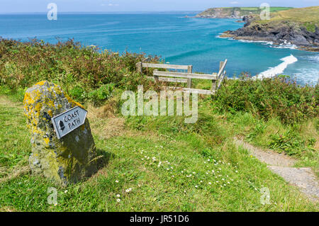 Sentiero costiero segno sulla costa sud ovest percorso in corrispondenza di Poldhu Beach, penisola di Lizard, Cornwall, Regno Unito Foto Stock