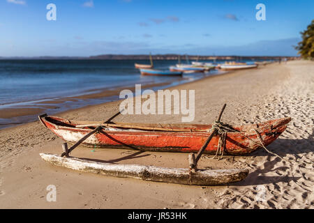 Una tradizionale barca da pesca spiaggiata Ramena sulla spiaggia della baia di Antsiranana (Diego Suarez), a nord del Madagascar Foto Stock