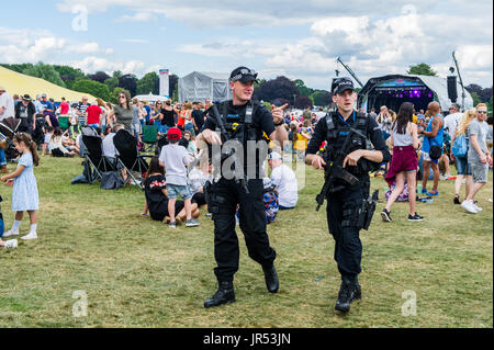 Armati di pattuglia di polizia Coventry Godiva Festival di musica, di Coventry Regno Unito in risposta all'ondata di recenti attacchi terroristici nel Regno Unito, Gran Bretagna. Foto Stock