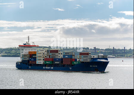 Contenitore della nave 'Wes Carina' di BG Freight Line vele attraverso Cobh sul suo modo di demandare a Tivoli Docks, Cork, Irlanda. Foto Stock