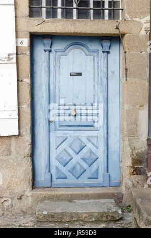 Sbiadito blu pallido porta di legno nella storica città di Dinan in COTES D'Armor Bretagna, Francia Foto Stock