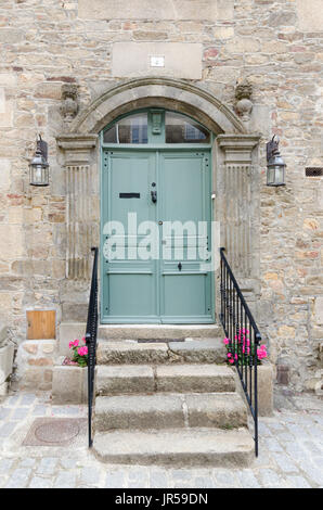 Smart di legno verde porta anteriore nella storica città di Dinan in COTES D'Armor Bretagna, Francia Foto Stock