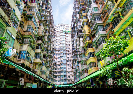 Sovraffollati e alloggiamento in Hong Kong del vecchio quartiere residenziale di Quarry Bay. Con una popolazione di oltre 7 milioni di Hong Kong è uno dei più densamente Foto Stock