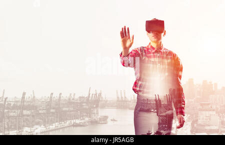 Ragazzo indossa controllato shirt e maschera virtuale di stiro a mano a Foto Stock