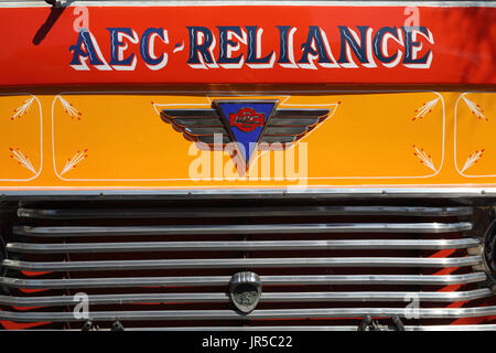 Vintage, giallo canarino, iconico bus in Sliema, vicino a La Valletta, Malta Foto Stock