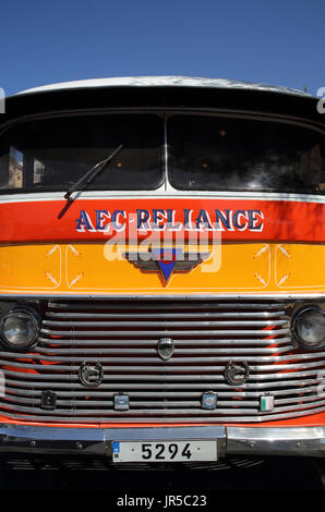 Vintage, giallo canarino, iconico bus in Sliema, vicino a La Valletta, Malta Foto Stock