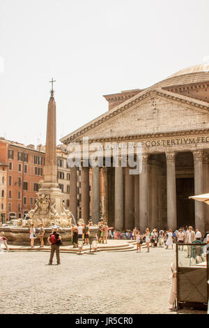 Il Pantheon - il significato di "ad ogni dio' - è stato commissionato come tempio dedicato a tutti gli dèi di Roma antica e ricostruito dall'Imperatore Adriano nel 126 d.c. Foto Stock