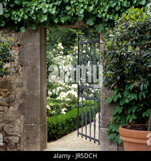 Aprire il cancello che conduce a un giardino di rose Foto Stock