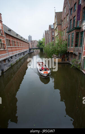 Ghent, Belgio - 26 Giugno 2011: gita in barca sul canale di Gand Foto Stock
