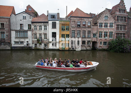 Ghent, Belgio - 26 Giugno 2011: gita in barca sul canale di Gand Foto Stock