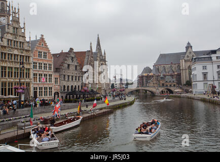 Ghent, Belgio - 26 Giugno 2011: gita in barca sul canale di Gand Foto Stock