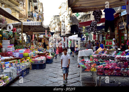 Un grande pittoresco mercato rionale lungo Via S. Antonio Abate in Italia a Napoli con bancarelle di tutti i tipi di merci Foto Stock