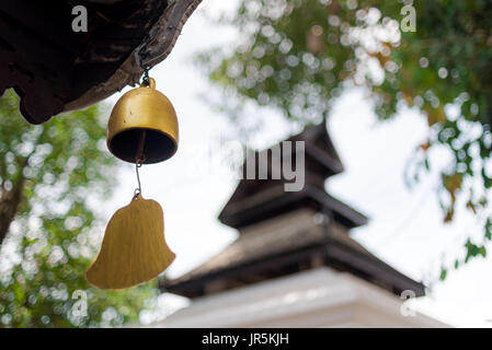 Asian campana di bronzo in giardino con il Giappone sullo sfondo del castello Foto Stock