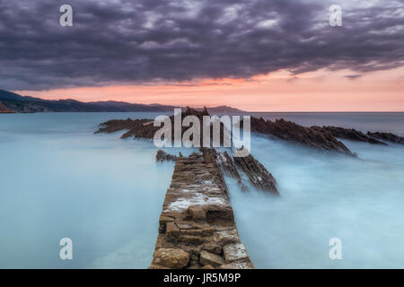 Tramonto a Spiaggia di Itzurun in Zumaia Foto Stock