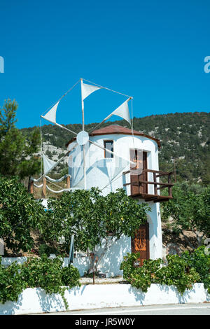 Vecchio mulino trasformato in greco tradizionale ristorante a Monolithos, Rodi, Grecia Foto Stock