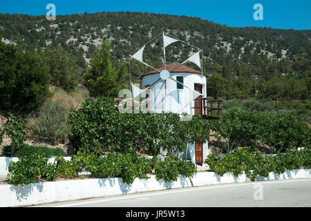 Vecchio mulino trasformato in greco tradizionale ristorante a Monolithos, Rodi, Grecia Foto Stock