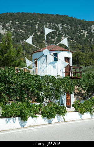 Vecchio mulino trasformato in greco tradizionale ristorante a Monolithos, Rodi, Grecia Foto Stock
