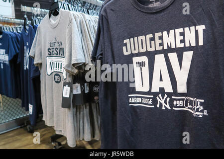 Capi di abbigliamento di marca Display, Modell il negozio di articoli sportivi interni, NYC Foto Stock