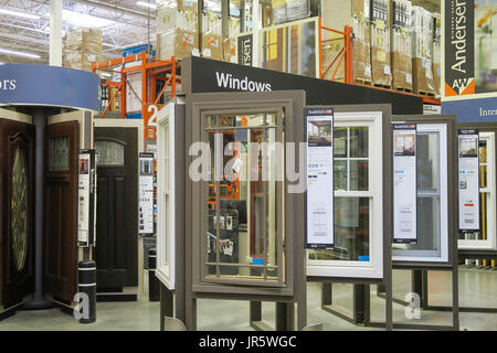 Visualizzazione di una finestra trattamenti presso Home Depot, Massachusetts Foto Stock