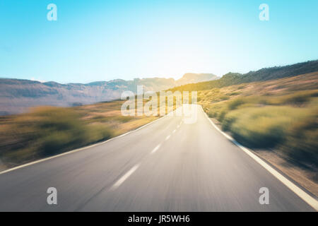 Autostrada strada nel deserto paesaggio - sfocatura del movimento Foto Stock