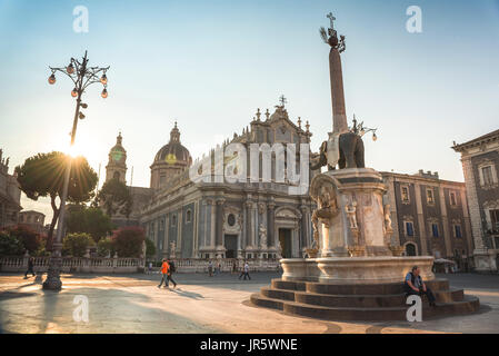 Piazza Catania Sicilia, vista su Piazza del Duomo con la fontana dell'Elefante nel centro della città di Catania, Sicilia. Foto Stock